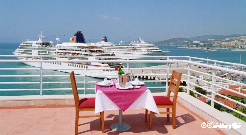 رستوران با چشم انداز دریا هتل	